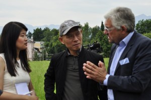 Prof.Dr.Walter Smerling im Gespräch mit dem Künstler Zhang Huan Foto: © Christa Linossi