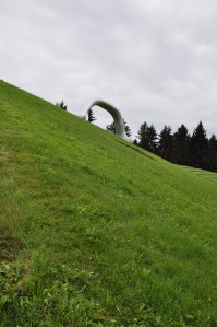 Peter Weibel Die Erdkugel als Koffer, 2004. Foto: Christa Linossi