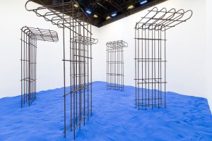 Flaka Haliti Speculating on the Blue, 2015, Sand, Metall, Licht, Installationsansicht Pavillon der Republik Kosovo, 56. Venedig Biennale, Foto: © Marc Krause, courtesy of the artist und LambdaLambdaLambda 