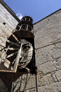 In vielen Ländern der Erde ist "Freiheit" für Frauen noch immer keine Selbstverständlichkeit und mit dieser Arbeit will ich zum Ausdruck bringen, dass auch diese Frauen "Aussicht auf Freiheit" bekommen sollen, wenn es auch nur Sprosse um Sprosse vorangeht.