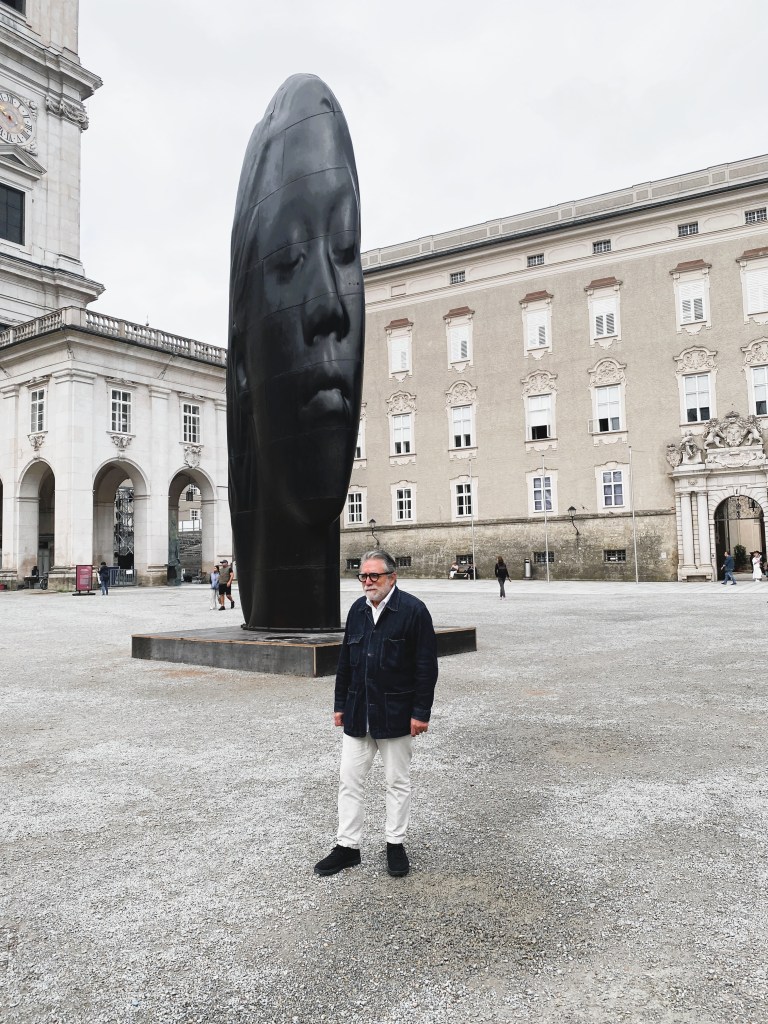 Artistic Reflection and Dialogue with Mozart “This time I’m not encountering this artwork as an online journalist, but as an artist – with a keen eye for the invisible space between form and emotion.” The Residenzplatz breathes history – but today, a new language floats above its cobbled stones: the language of Jaume Plensa’s sculptures.
