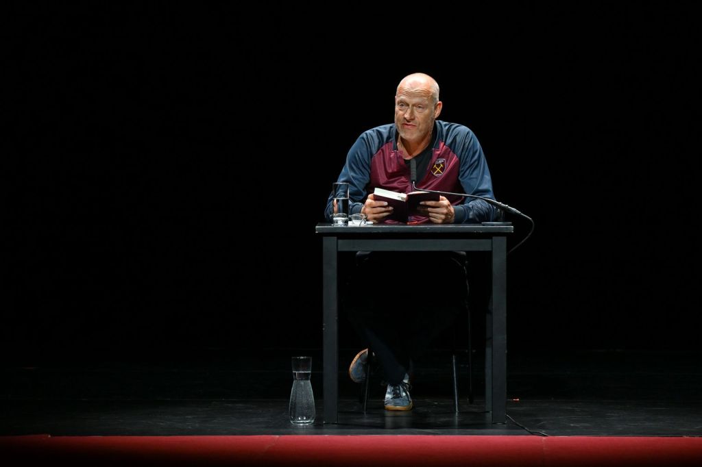 Literatur mit Tiefgang und Höhenflug: Wenn Schauspielkunst auf Wortmagie trifft und Gmunden zur Bühne großer Erzählkunst wird – Joachim Meyerhoff liest, lebt und bewegt. Ein Abend ohne Pomp, aber mit umso mehr Gefühl.