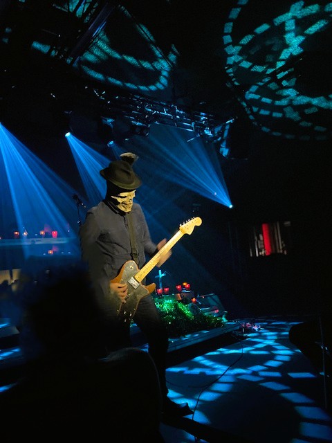 Unter der Erde, im blauen Flimmern der Kaverne 1595, entfesselt Philipp Hochmair einen Jedermann, der nicht gespielt wird, sondern passiert. Ein Abend zwischen Elektrobeats, Ritual und Unterwelt – roh, körperlich, unvermittelt. Ein Erlebnis, das nachhallt.