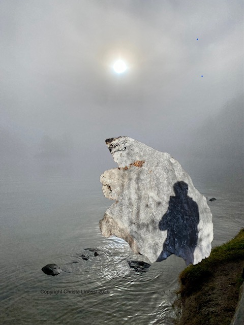 Banksy – the world’s most famous street art phantom – may finally have a name. But what happens when an artist whose greatest strength was invisibility suddenly becomes identifiable? A reflection on myth, market value, and the power of staying unseen.