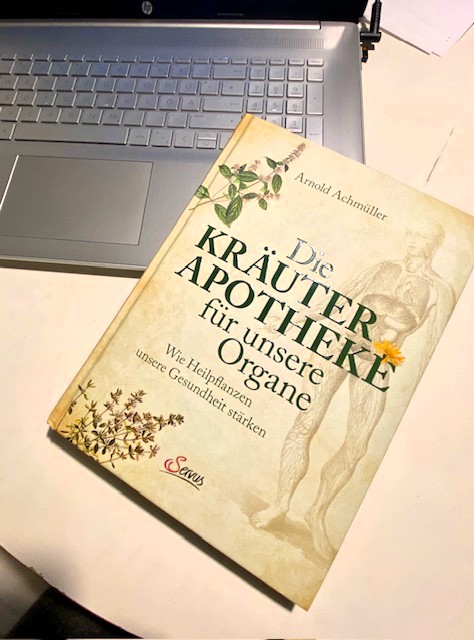 „Buchcover ‚Die Kräuter-Apotheke für unsere Organe‘ auf einem Laptop fotografiert.“
