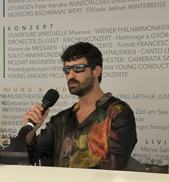 Ein Abend auf der Terrasse, an dem die Oper plötzlich den Mars berührt: Der Terrassen Talk zu Ariadne auf Naxos zeigte, wie Strauss’ Werk in eine neue Welt kippt — zwischen Kontrollstaat, Naturzerstörung und starken Frauenfiguren. Regisseur Ersan Mondtag, Dramaturg Till Briegleb, Dirigent Manfred Honeck und Sopranistin Christina Nilsson öffneten eine Oper, die nicht nostalgisch zurückschaut, sondern radikal nach vorne denkt. Ein Gespräch über alte Abgründe, neue Weltordnungen und die Frage, wie Ariadne heute klingt, wenn sie nicht auf Naxos liegt — sondern auf dem Mars.